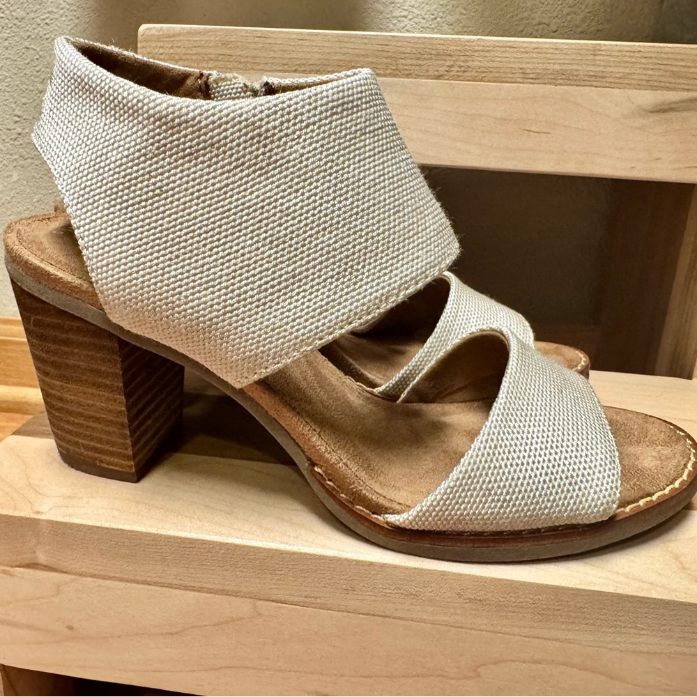 TOMS Women's Tan and Cream Sandals